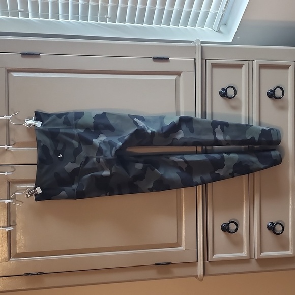 Old Navy camo leggings size small - Picture 2 of 5